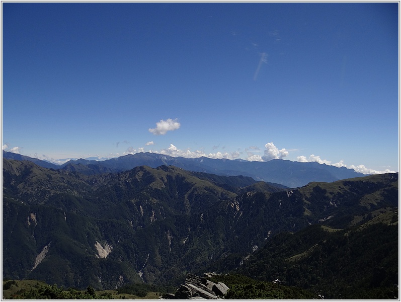 2014-07-14 10-01-19向陽山頂望南雙頭山及遠方的秀姑巒山.JPG